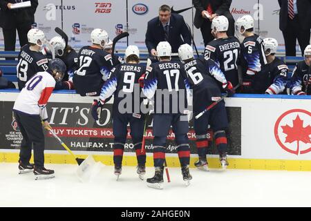 Ostrava, Tschechische Republik. 29 Dez, 2019. Scott Sandelin (USA), Center, mit seinen Mannschaftskameraden an den Trainer während der 2020 IIHF World Junior Eishockey WM Gruppe B Übereinstimmung zwischen den USA und Russland in Ostrava, Tschechische Republik, hören sie am 29. Dezember 2019. Credit: Petr Sznapka/CTK Photo/Alamy leben Nachrichten Stockfoto