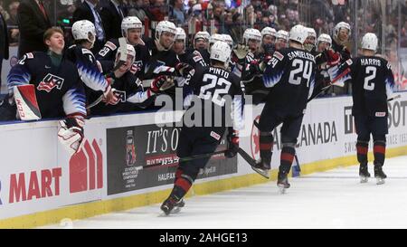 Ostrava, Tschechische Republik. 29 Dez, 2019. Spieler aus den USA feiern das zweite Ziel in der 2020 IIHF World Junior Eishockey WM Gruppe B Übereinstimmung zwischen den USA und Russland in Ostrava, Tschechische Republik, am 29. Dezember 2019. Credit: Petr Sznapka/CTK Photo/Alamy leben Nachrichten Stockfoto