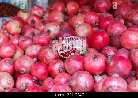 Nahaufnahme der Granatäpfel - auf Anzeige zum Verkauf auf einem Markt in Kashgar. Granatäpfel in der Region, die aus dem Iran nach Nordindien stammen. Stockfoto