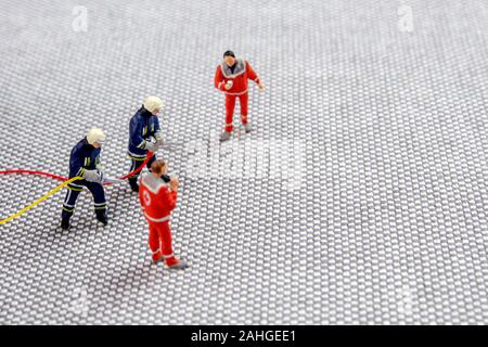 Nahaufnahme des Minifigürchen gekleidet wie Mitglieder der Feuerwehrleute spezielle Team störende während Gas und anderen chemischen Unfällen Stockfoto