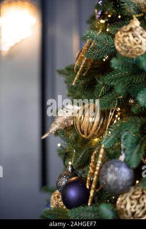 Elegantes und Modisches Glas Spielzeug am Weihnachtsbaum. Stockfoto