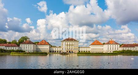 Blick auf das alte Schloss Nymphenburg. Die Konstruktion des Palastes begann im Jahre 1664. Romantische und schöne Panorama. Stockfoto
