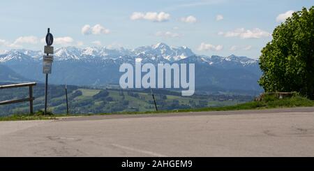 Panoramablick auf das Wettersteingebirge. In der mittleren Zugspitze, dem höchsten Berg Deutschlands, Werden Die Berge von einem Schilderpfosten und Büschen eingerahmt. Stockfoto