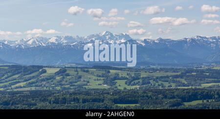 Fernsicht auf das Wettersteingebirge. Im mittleren Zugspitzberg. Wälder des Alpenvorlandes im Vorderteil. Flüchtige Wolken. Stockfoto