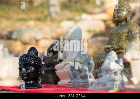 Buddhas und andere religiöse Statuen in Chamundi Hills Mysore, Indien. Carving Handwerk Kunstkonzept Stockfoto