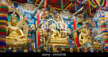 Der Lord Buddha, flankiert von Lord Padmasambhava und Lord Amitayus im Golden Temple in Bylakuppe, Karnataka, Indien Stockfoto