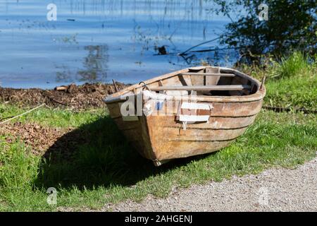 Holz- Zeile boot/Boot am Ufer des Ammersees. Malerische und schöne Szene - ruhig und friedlich. Stockfoto