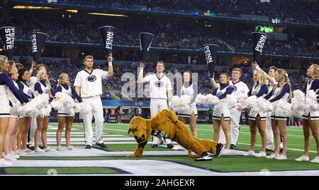 Arlington, TX, USA. 28 Dez, 2019. Die Nittany Lion Maskottchen macht Liegestütze vor der Penn State Cheerleadern während der Goodyear Baumwollschüssel Classic Fußballspiel zwischen den Memphis Tigers und der Penn State Nittany Lions bei AT&T Stadium in Arlington, TX. Kyle Okita/CSM/Alamy leben Nachrichten Stockfoto