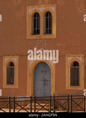 Die doorhaus der Bab Oulad Jarrar, Eingang dooer und Windows Tiznit Stockfoto