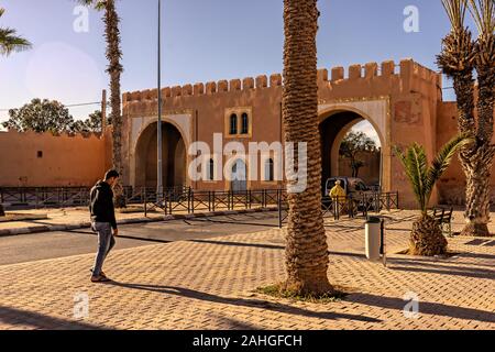 Die doorhaus der Bab Oulad Jarrar, Eingang dooer und Windows Tiznit Stockfoto