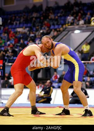 Kiew, Ukraine - Februar 16, 2013: Zwischen unbekannter Ringkämpfer während des 19. Internationalen freestyle Wrestling und weibliche wrestling Turnier kämpfen Stockfoto