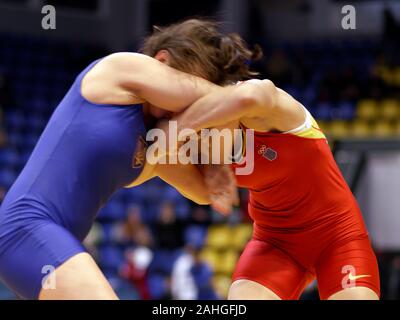 Kiew, Ukraine - Februar 16, 2013: Zwischen zwei nicht identifizierte Ukrainischen weibliche Ringkämpfer während des 19. Internationalen freestyle Wrestling und weibliche wrestling Turnier kämpfen Stockfoto