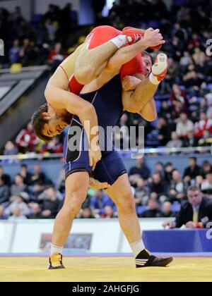 Kiew, Ukraine - Februar 16, 2013: Zwischen unbekannter Ringkämpfer während des 19. Internationalen freestyle Wrestling und weibliche wrestling Turnier kämpfen Stockfoto