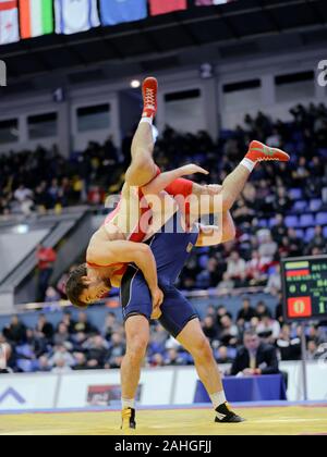 Kiew, Ukraine - Februar 16, 2013: Zwischen unbekannter Ringkämpfer während des 19. Internationalen freestyle Wrestling und weibliche wrestling Turnier kämpfen Stockfoto