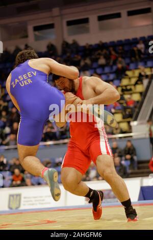 Kiew, Ukraine - Februar 16, 2013: Kampf Alen Zaseev, Ukraine, blau vs Davit Modzmanashvili, Georgien während des 19. Internationalen freestyle Wrestling und weibliche wrestling Turnier Stockfoto