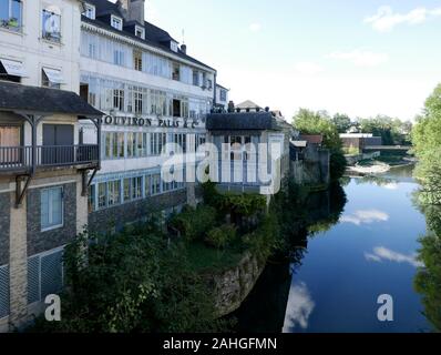 AJAXNETPHOTO. 2019. OLORON SAINTE-MARIE, Frankreich. - Eine französische Gemeinde im Département Mayenne und in der Region Béarn, SOUTH WEST FRANCE. Im 19. Jahrhundert impressionistische Künstler: Edouard Manet zog IN DIE STADT MIT SEINER FAMILIE IM JAHR 1870 UND IN DER BALCONIED SOUVIRON PALAS & CIE-EIGENSCHAFT AUF DER LINKEN SEITE, von wo aus er mehrere frühen Gemälden lebte. Foto: Caroline Beaumont/AJAXREF: CJP 393 2 Stockfoto