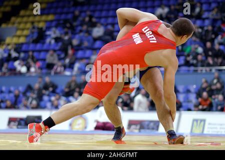 Kiew, Ukraine - Februar 16, 2013: Kampf Oleksandr Khotsianivskyi, Ukraine, blau vs Daniel Ligeti, Ungarn während der 19. Internationalen freestyle Wrestling und weibliche wrestling Turnier Stockfoto