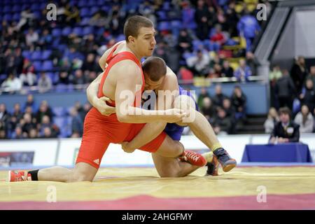 Kiew, Ukraine - Februar 16, 2013: Kampf Oleksandr Khotsianivskyi, Ukraine, blau vs Daniel Ligeti, Ungarn während der 19. Internationalen freestyle Wrestling und weibliche wrestling Turnier Stockfoto