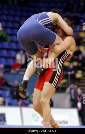 Kiew, Ukraine - Februar 16, 2013: Zwischen zwei nicht identifizierte weibliche Ringkämpfer während des 19. Internationalen freestyle Wrestling und weibliche wrestling Turnier kämpfen Stockfoto