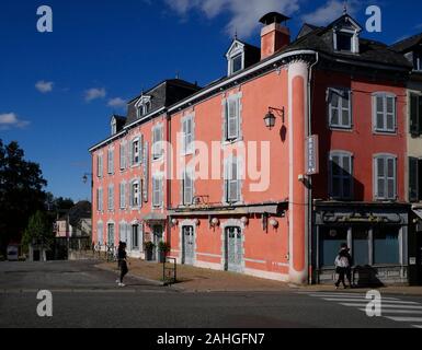 AJAXNETPHOTO. 2019. OLORON SAINTE-MARIE, Frankreich. - CRIMSON ROSA FASSADE DES HOTEL LASTROLABE AMD CAFE L'ONANAS. OLORON ist eine französische Gemeinde im Département Mayenne und in der Region Béarn, SOUTH WEST FRANCE. Im 19. Jahrhundert impressionistische Künstler: Edouard Manet zog IN DIE STADT MIT SEINER FAMILIE IM JAHRE 1870. Foto: Jonathan Eastland/AJAXREF: GX8 191010 20875 Stockfoto