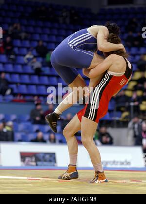 Kiew, Ukraine - Februar 16, 2013: Zwischen zwei nicht identifizierte weibliche Ringkämpfer während des 19. Internationalen freestyle Wrestling und weibliche wrestling Turnier kämpfen Stockfoto