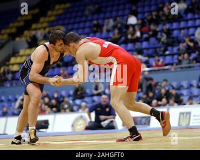 Kiew, Ukraine - Februar 16, 2013: Kampf Oleg Bilotserkivskyi, Ukraine, Red vs Ibragim Aldatov, Ukraine während der 19. Internationalen freestyle Wrestling und weibliche wrestling Turnier Stockfoto