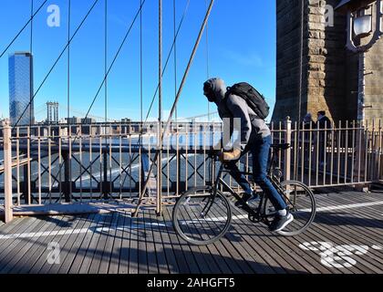 New York, NY, USA - November 2019. New York erleben. Radfahren auf der Brooklyn Bridge, Fußgänger-Struktur über den Hudson River von Brooklyn nach Manhattan Stockfoto