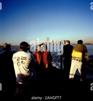 AJAXNETPHOTO. Oktober, 2000. NEW YORK, USA. - Glückliche Tage - Passagiere, FOTOGRAFIERT AN BORD DER Manhattan und Staten Island Ferry. Die ZWILLINGSTÜRME DES WORLD TRADE CENTER UND DOWNTOWN MANHATTAN KÖNNEN HINTERGRUND GESEHEN WERDEN. Foto: Jonathan Eastland/AJAX REF: 010 1 Stockfoto