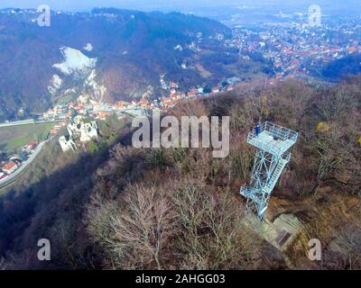 Beobachten Sie die Stadt Samobor von einer Aussichtsplattform aus Stahl auf dem steilen Hügel über der Stadt, umgeben von einem blattlosen Herbstwald Stockfoto