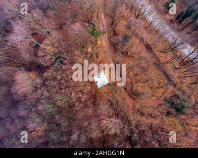 Auf der Stahlplattform stehend, umgeben von blattlosem Herbstwald auf den Hügeln oberhalb der Stadt Samobor Stockfoto