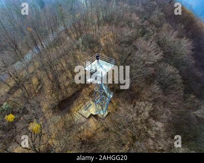 Auf der Stahlplattform stehend, umgeben von blattlosem Herbstwald auf den Hügeln oberhalb der Stadt Samobor Stockfoto