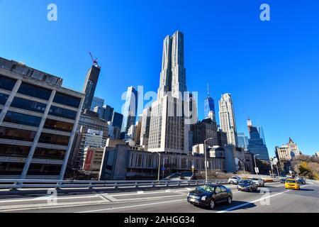 Manhattan, New York, NY, USA - 30. November 2019. Blick auf die Stadt und Verkehr in Manhattan, New York. Stockfoto