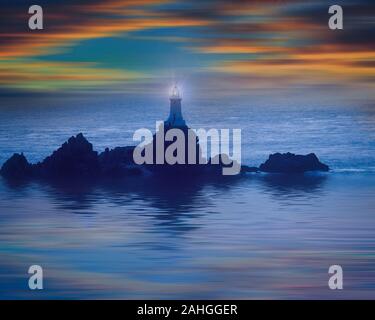 GB-JERSEY: Wie die Sonne über La Corbiere Leuchtturm Stockfoto