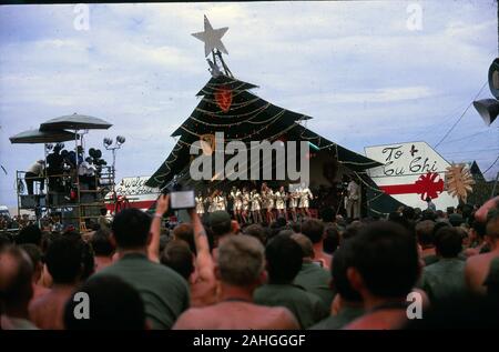 1969 Bob Hope Christmas Special bei einer 1st Cavalry Division Army Base in Cu Chi für US-Truppen in Vietnam während des Krieges stationiert. Stockfoto