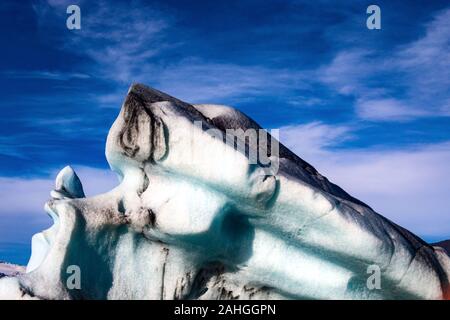 Eisberge vom Gletscher schwimmen in eine Lagune in Island als Folge der globalen Erwärmung Stockfoto
