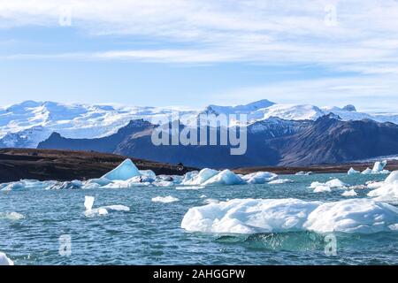 Eisberge vom Gletscher schwimmen in eine Lagune in Island als Folge der globalen Erwärmung