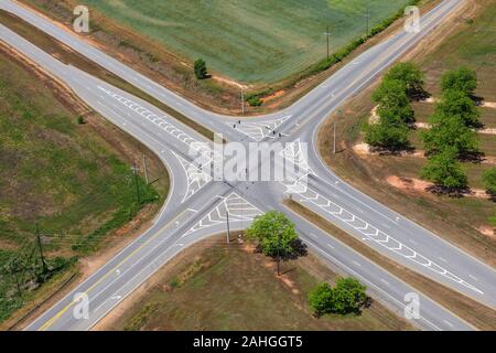 Luftaufnahme der ländlichen Highway Kreuzung im Süden der Vereinigten Staaten. Stockfoto