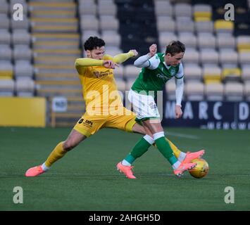 Livingston, Schottland, Großbritannien. 29 Dez, 2019. Ricki Lamie von Livingston und Scott Allan von Hibernian während der schottischen Premier League Match zwischen Livingston FC und Hibernian FC im Tony Makkaroni Arena in Livingston am 29. Dezember 2019. Credit: SPP Sport Presse Foto. /Alamy leben Nachrichten Stockfoto