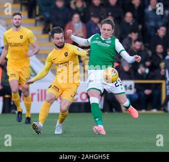 Livingston, Schottland, Großbritannien. 29 Dez, 2019. Keaghan Jacobs von Livingston und Scott Allan von Hibernian während der schottischen Premier League Match zwischen Livingston FC und Hibernian FC im Tony Makkaroni Arena in Livingston am 29. Dezember 2019. Credit: SPP Sport Presse Foto. /Alamy leben Nachrichten Stockfoto