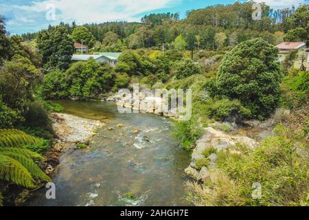 River fließt durch Whakarewarewa Thermal Village in Rotorua, North Island, Neuseeland Stockfoto