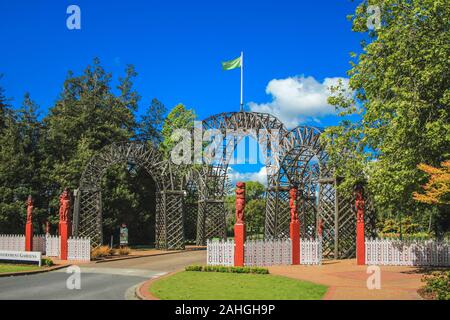 Rotorua, Neuseeland - 30. Oktober 2016: Gate Eingang mit traditionellen Maori Totems zu den Government Gardens Stockfoto