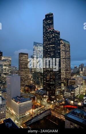 Anzeigen von Columbia Center, einem 76-stöckigen Hochhaus in der Innenstadt von Seattle, von Smith Tower in der Dämmerung. Stockfoto