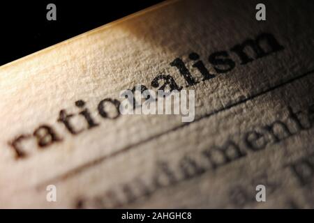 Wort 'Rationalismus' auf Buch Seite gedruckt, close-up Stockfoto