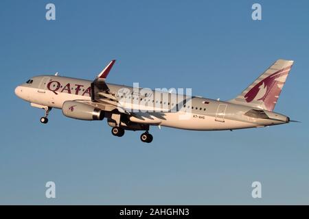 Qatar Airways Airbus A320-200 Passagierflugzeug, das beim Start gegen einen blauen Himmel klettert. Moderne Luftfahrt. Stockfoto