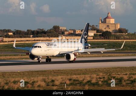 Airbus A320-200 Düsenflugzeug in den neuen Farben der deutschen Fluggesellschaft Lufthansa nach der Landung am Flughafen Malta auf der Startbahn. Flugreisen in der EU. Stockfoto