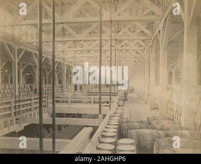 Antike c 1890 Foto, "innen von West Shore Railroad freight Dock in Weehawken, New Jersey." Quelle: original Foto Stockfoto