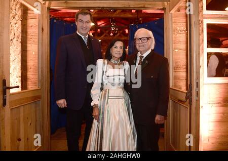 Erding, Deutschland. 29 Dez, 2019. (R) Werner Brombach, Inhaber von Erdinger Weißbräu, feiert seinen 80. Geburtstag mit seiner Frau Christine und seinem Gast Markus Söder (CSU), Bayerischer Ministerpräsident, in der erdinger Geburtstags-Alm. Credit: Felix Hörhager/dpa/Alamy leben Nachrichten Stockfoto