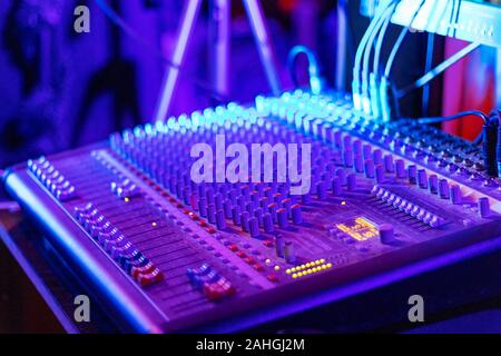 Professional Audio Sound Mixing Console, viele Tasten von Mixer Board Stockfoto
