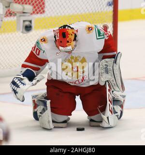 Ostrava, Tschechische Republik. 29 Dez, 2019. Russische Torwart Yaroslav Askarov Uhren der Puck während der 2020 IIHF World Junior Eishockey WM Gruppe B Übereinstimmung zwischen den USA und Russland in Ostrava, Tschechische Republik, am 29. Dezember 2019. Credit: Petr Sznapka/CTK Photo/Alamy leben Nachrichten Stockfoto