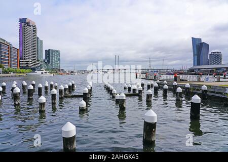 MELBOURNE, AUSTRALIEN - 15 May 2019 - Blick auf moderne Hotel am Wasser Gebäude in den Docklands von Melbourne, Victoria, Australien. Stockfoto